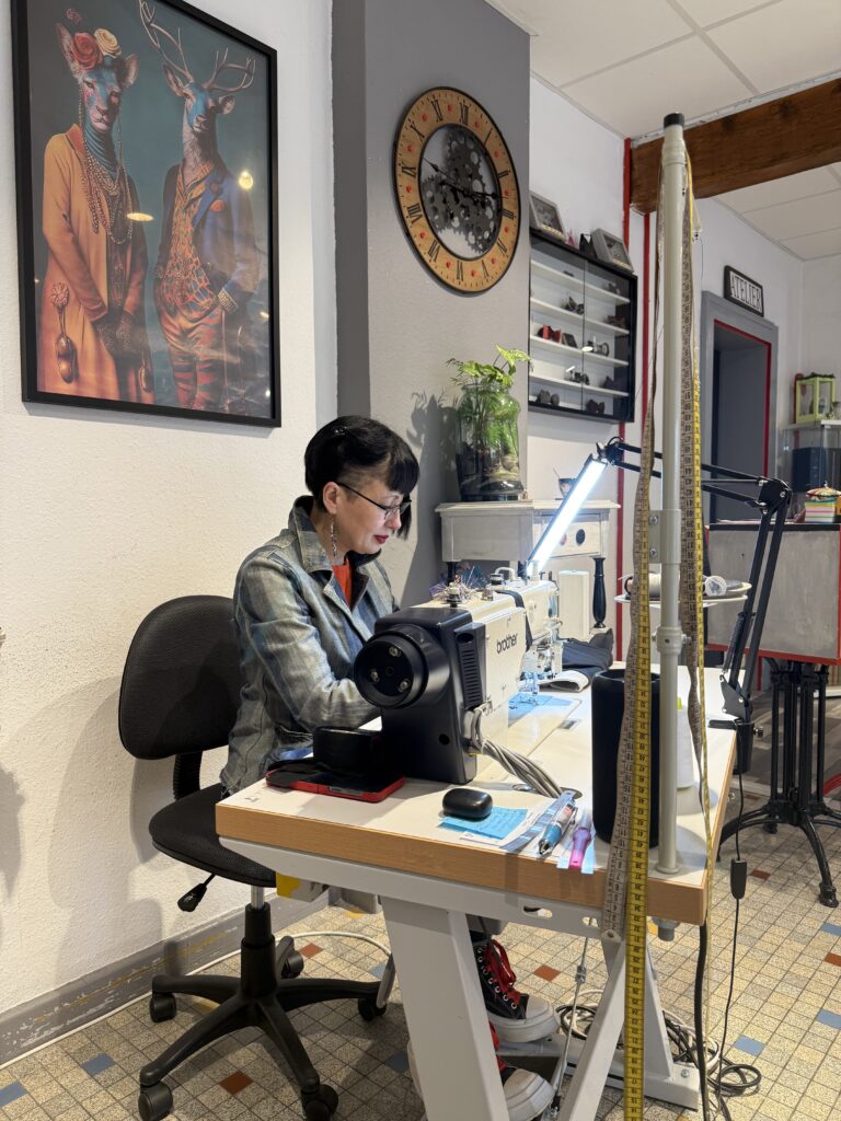 Gabrielle Amorim, tailleur à Metz, travaillant sur une machine Brother dans l’atelier Élégance Tailleur.