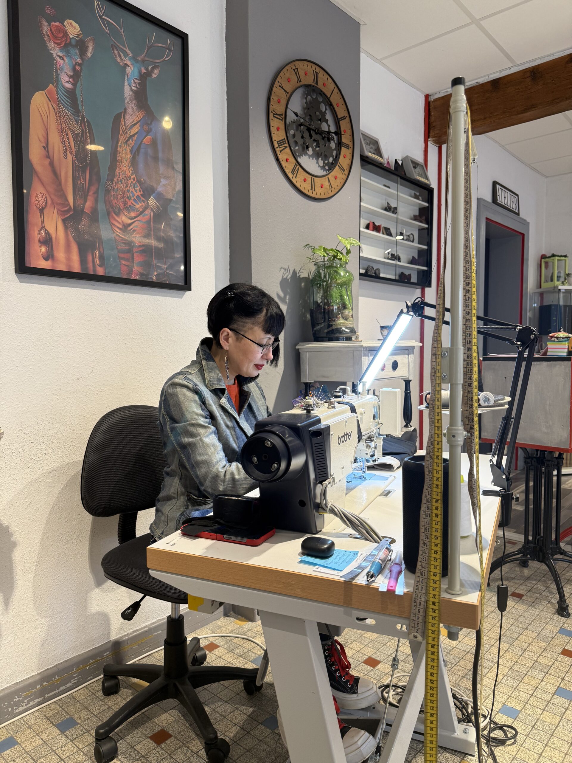 Gabrielle Amorim, tailleur à Metz, travaillant sur une machine Brother dans l’atelier Élégance Tailleur.