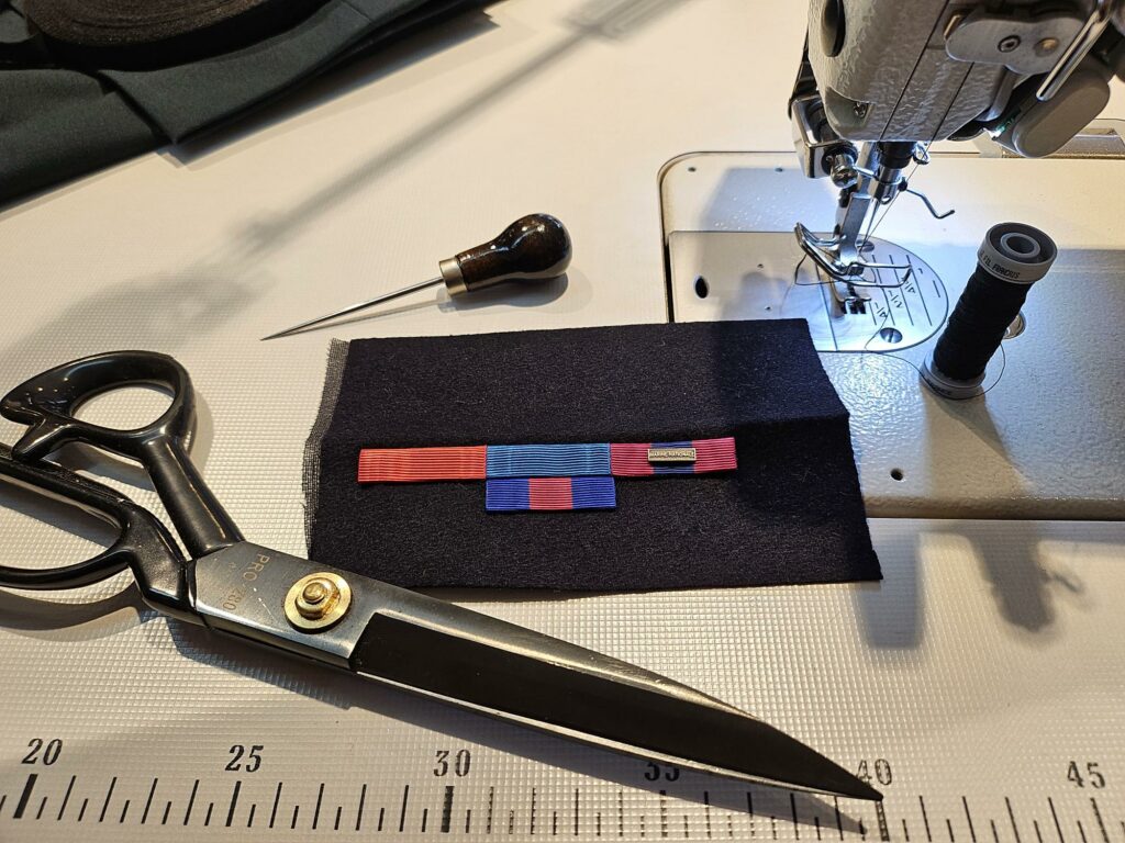 Barrette de médailles militaires cousue sur-mesure, Élégance Tailleur Metz.