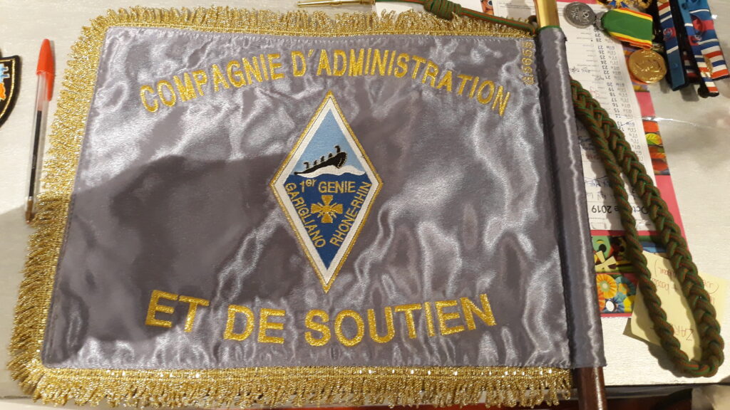Fanion militaire brodé sur-mesure, Élégance Tailleur Metz.