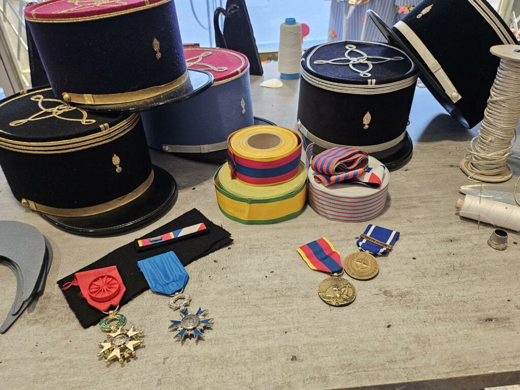 Restauration de képis, rubans et médailles militaires, atelier Élégance Tailleur Metz.