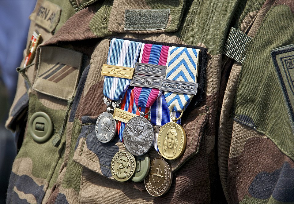 Décorations militaires et médailles sur-mesure, montage Élégance Tailleur Metz.